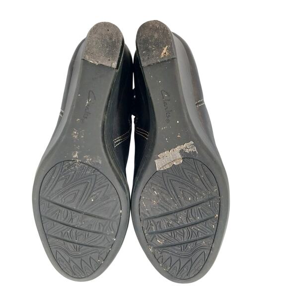 CLARKS! BLACK GENUINE LEATHER WEDGE HEELS, CONTRAST STITCHED ANKLE BOOTS! SZ 6M - Picture 9 of 10